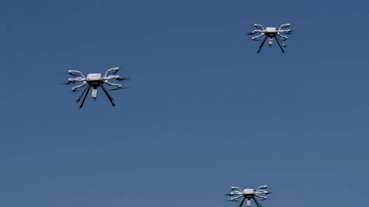 Een groep drones in de lucht.