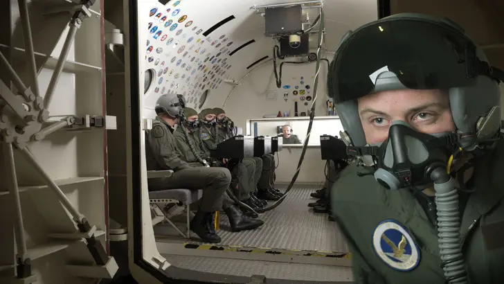 Militairen in de hypobare kamer om vliegen op grote hoogte na te bootsen.