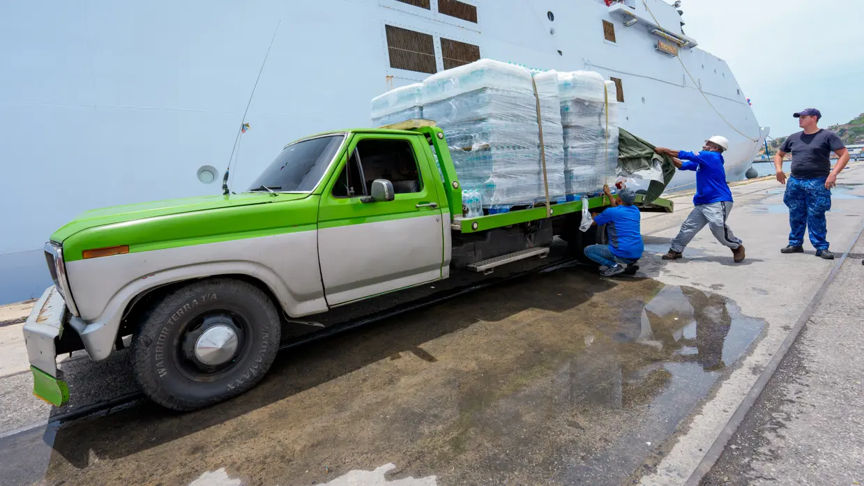 Pallets worden geladen op een truck.