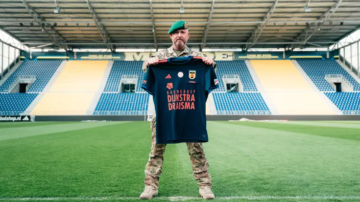  Ridder Militaire Willems-Orde majoor Marco Kroon laat het shirt zien in het nog lege stadion van Cambuur Leeuwarden.  &nbsp;