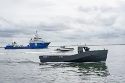 Een bemand en onbemand schip op open water.