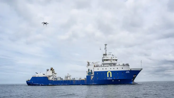 Schip met daarboven een drone.
