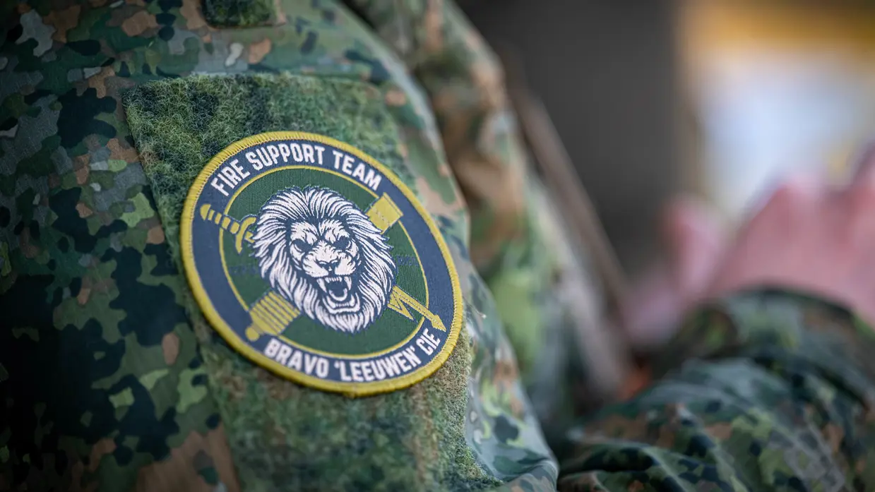 Een close-up van de rechterschouder van een militair waarop de patch te zien is van het Fire Support Team.