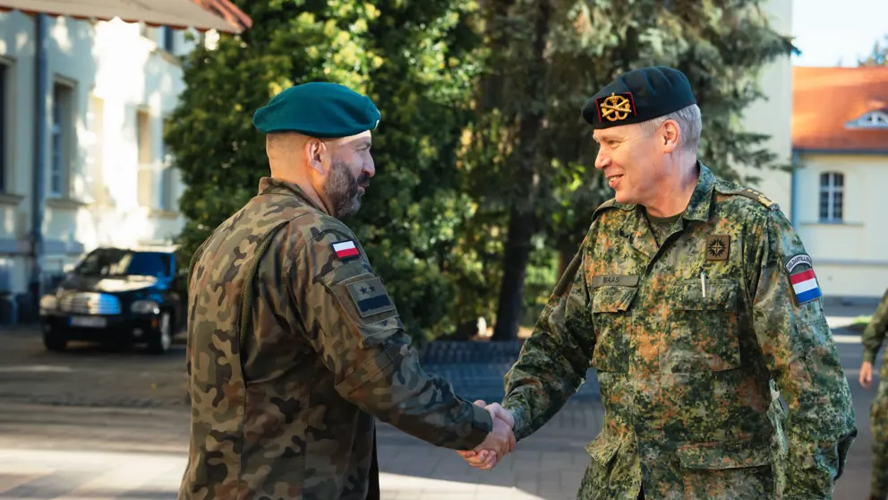 Twee militairen schudden de hand.