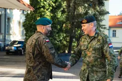 Twee militairen schudden de hand.