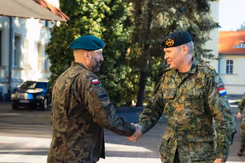 Twee militairen schudden de hand.
