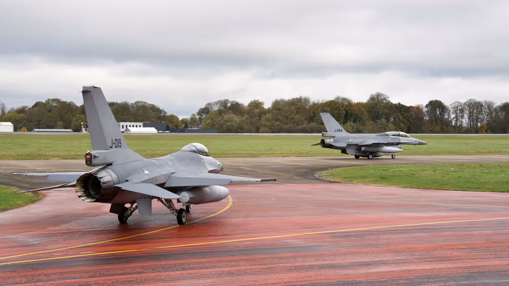 2 F-16's taxiën over landingsbaan.