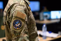 Een uniform met het embleem van de oefening Joint Project Optic Windmill op de mouw.