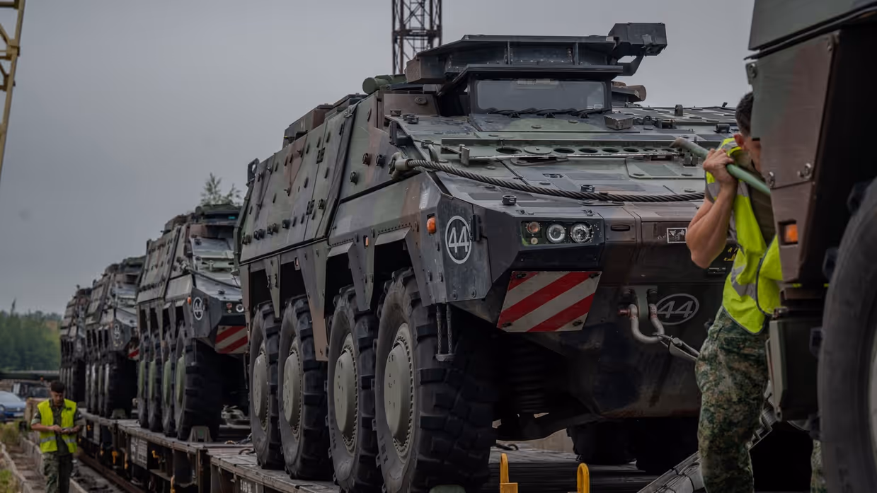 4 Fennek-verkenningsvoertuigen op rails. 