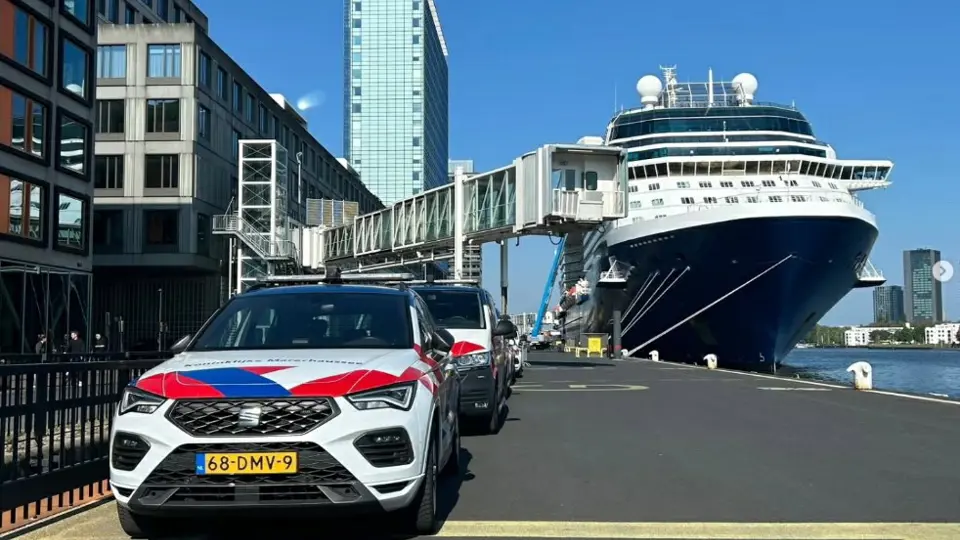 Een KMar-voertuig in de haven met op de achtergrond een schip