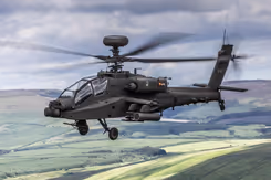 Een lviegende Apache gevechtshelikopter met heuvels op de achtergrond.