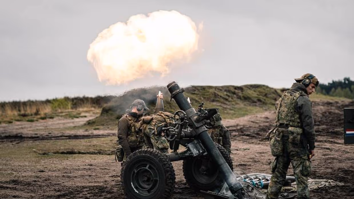 Militairen schieten mortieren af.