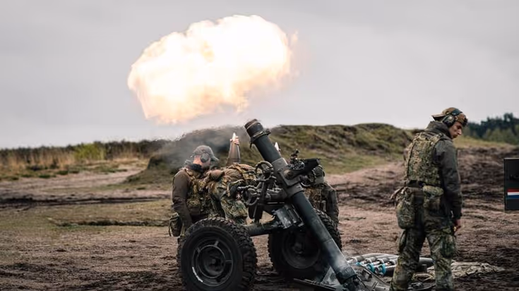 Militairen schieten mortieren af.