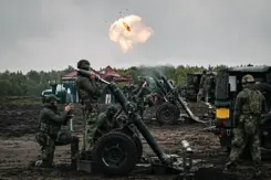Militairen in actie met mortieren.
