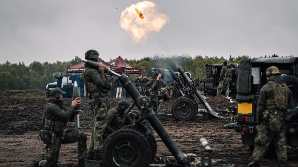Militairen in actie met mortieren.