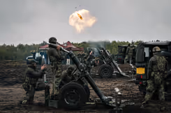 Militairen in actie met mortieren.