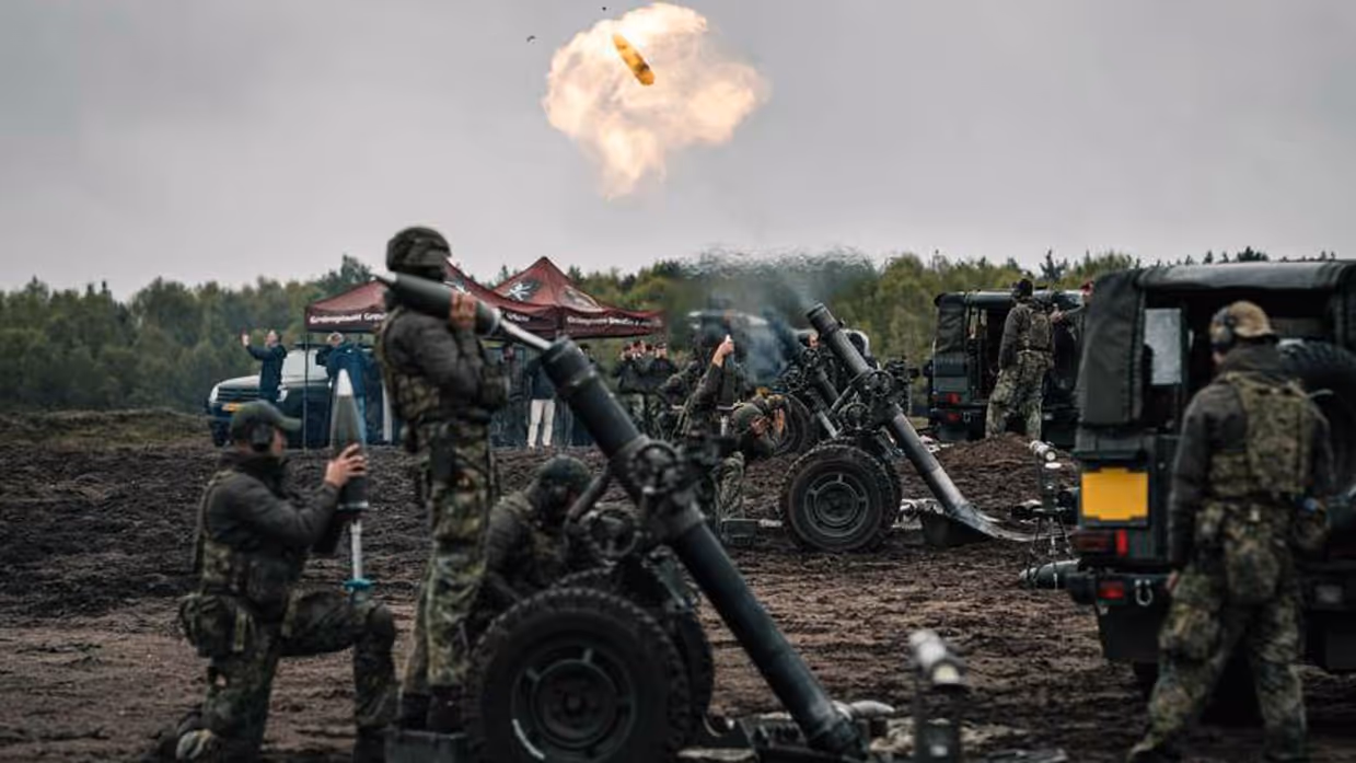 Militairen schieten mortieren af.