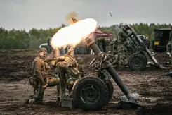 Vuurbal bij afschieten mortier. Militairen staan erbij.