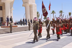 Militairen in vol ornaat tijdens de ceremoniële ontvangst.