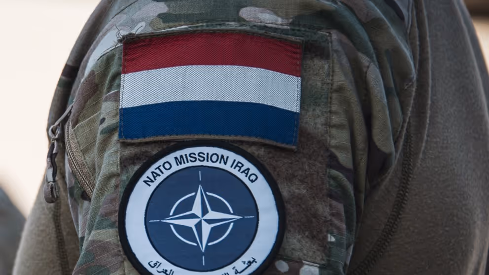 Embleem van een missie op de schouder van een militair.