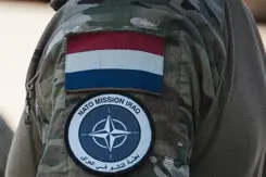 Nederlandse vlag op schouder van een militaire tenue.