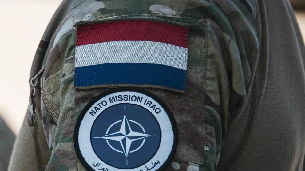 Nederlandse vlag op schouder van een militaire tenue.