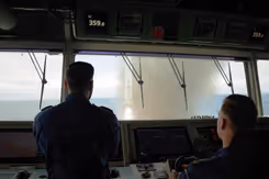 2 mariniers zien door het raam vanaf de brug van het schip de afgevuurde raket.
