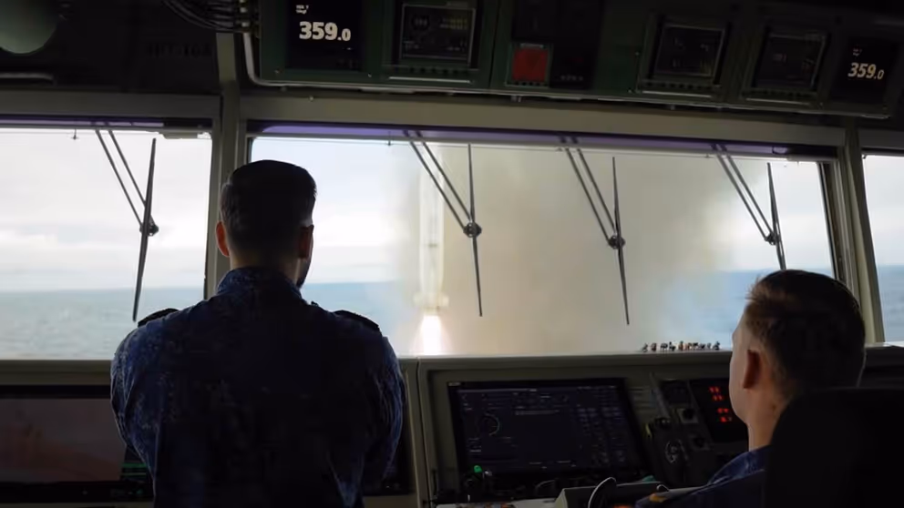 2 mariniers zien door het raam vanaf de brug van het schip de afgevuurde raket.