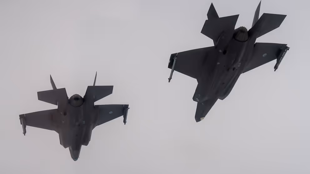 2 F-35's in de lucht.