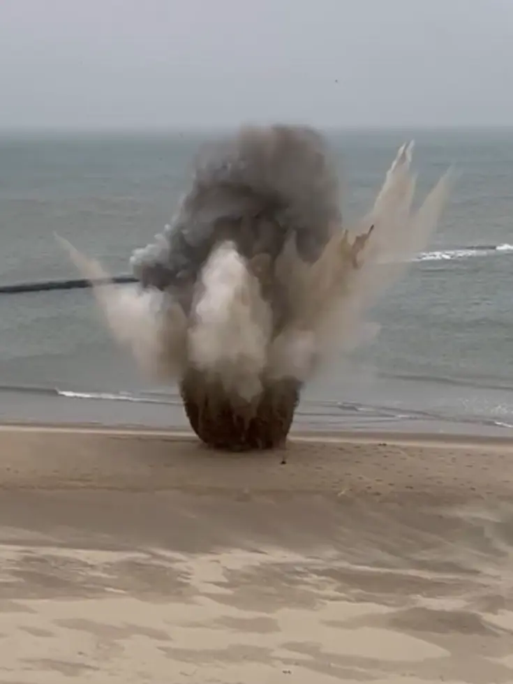 Still van een video waarin een explosief ontploft.