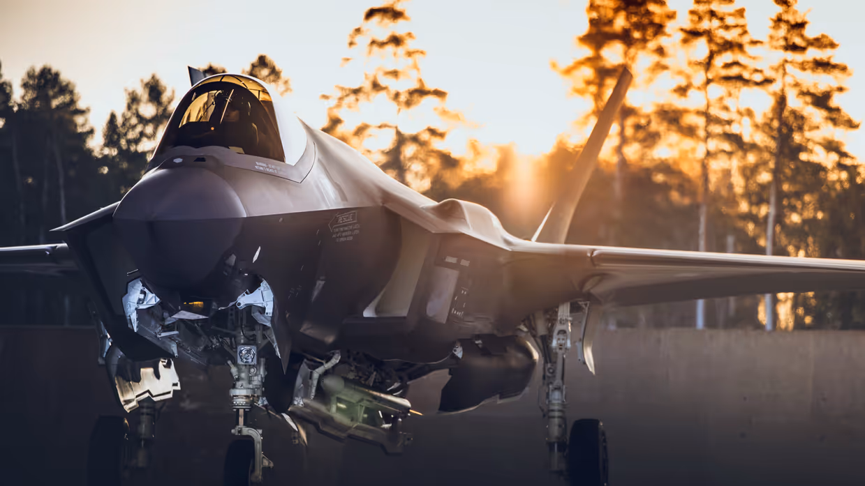 F-35 op de grond met zonlicht vanachter.