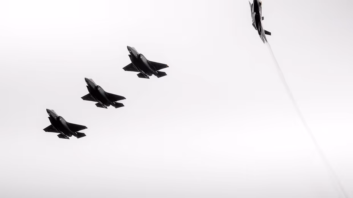 4 F-35's in de lucht, waarbij er 1 uitbreekt.