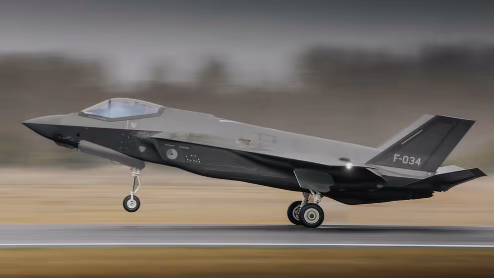 Een Nederlands F-35-gevechtsvliegtuig dat opstijgt.