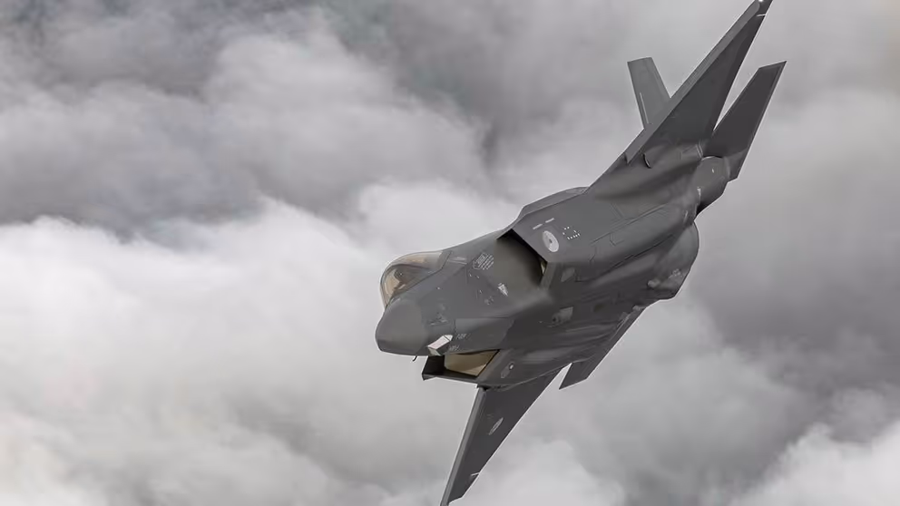 F-35-gevechtsvliegtuig in de lucht.