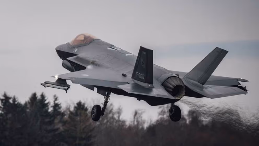 F-35 gevechtsvliegtuig stijgt op.