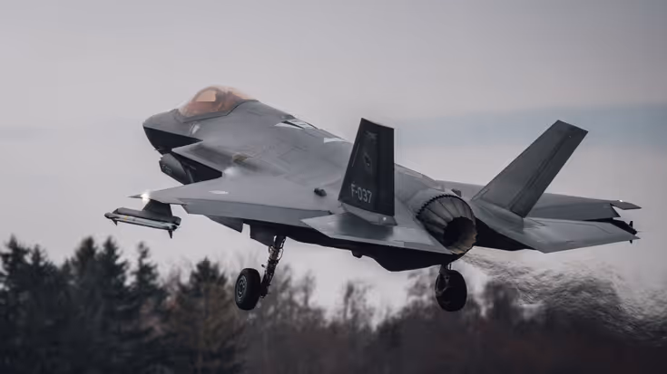 Een F-35 gevechtsvliegtuig stijgt op.