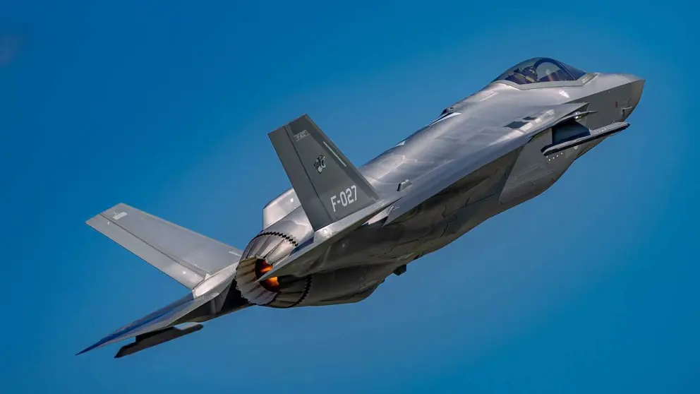 Een F-35-gevechtsvliegtuig in de lucht.