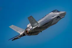 Een F-35-gevechtsvliegtuig in de lucht.