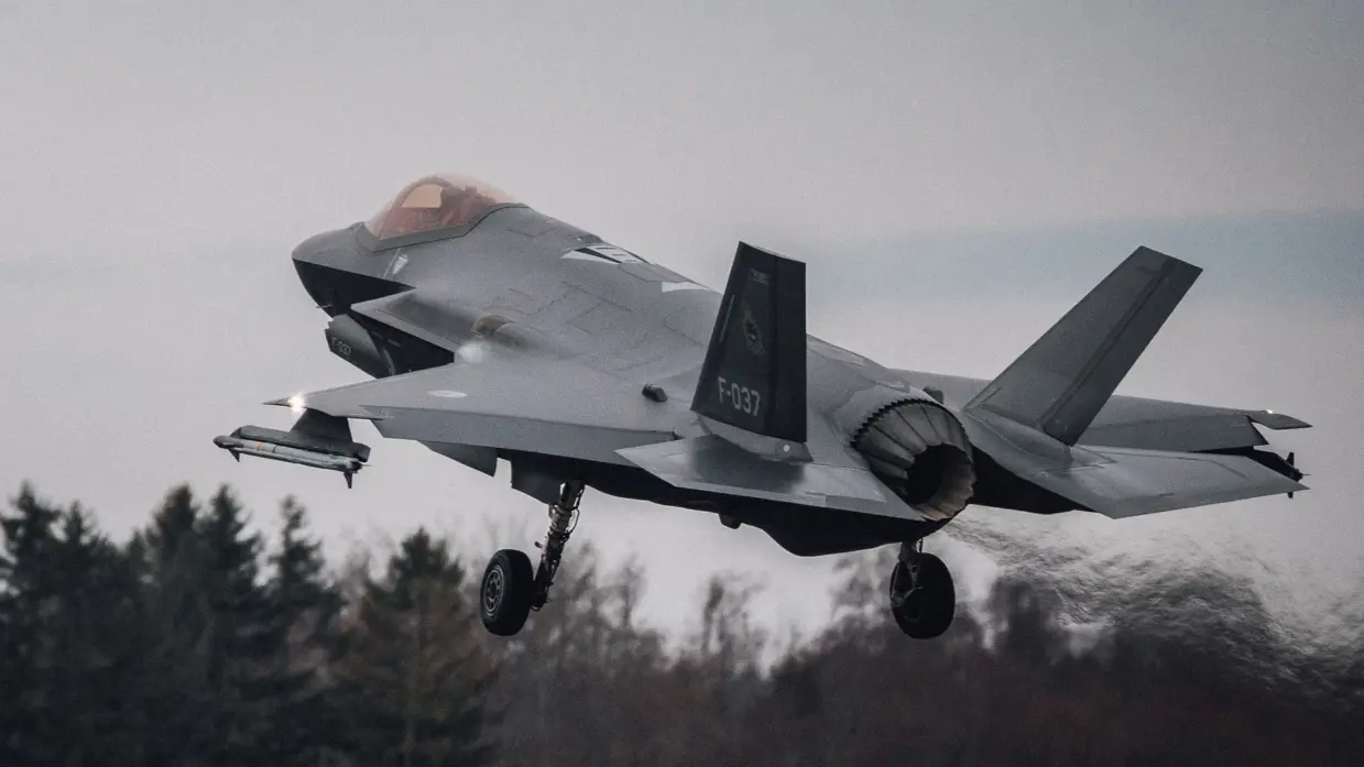 Een F-35 gevechtsvliegtuig stijgt op.
