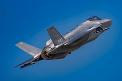 Een F-35-gevechtsvliegtuig in de lucht.