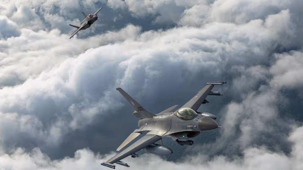 Twee gevechtsvliegtuigen in de lucht.