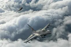 Twee gevechtsvliegtuigen in de lucht.