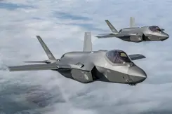 2 F-35's naast elkaar in de lucht.