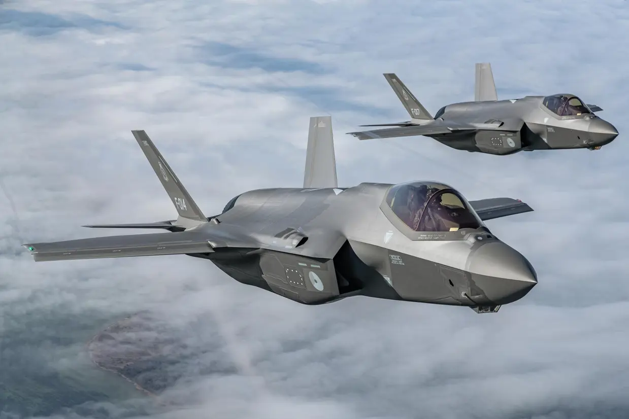 2 F-35's in de lucht.