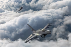 Twee gevechtsvliegtuigen in de lucht.