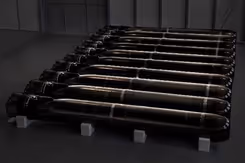 Torpedo's liggend op een rij.