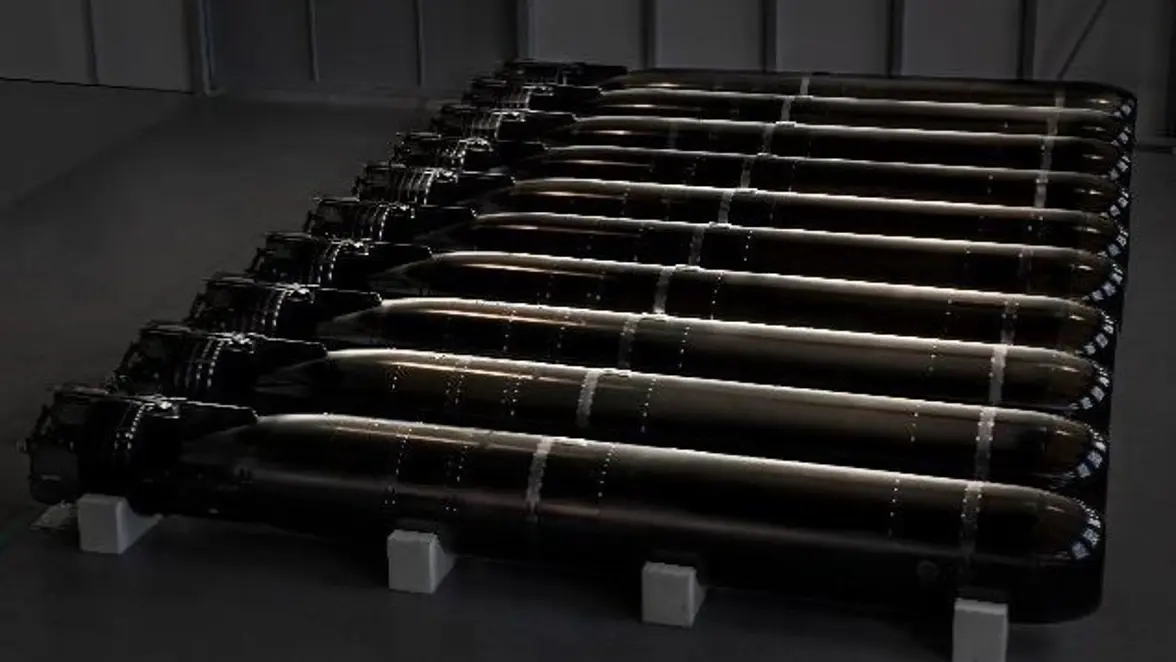  Torpedo's liggen naast elkaar op een rij. 
