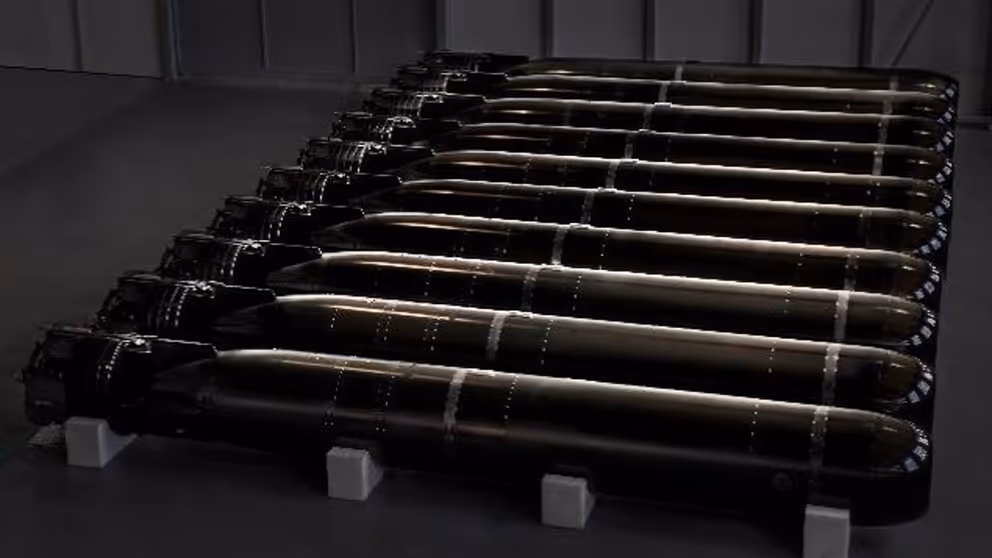 Torpedo's liggend op een rij.