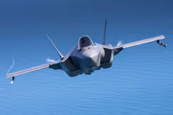 Een gevechtsvliegtuig in de lucht.