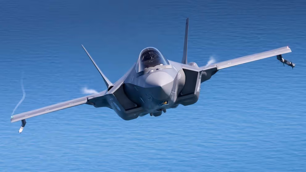 Een gevechtsvliegtuig in de lucht.